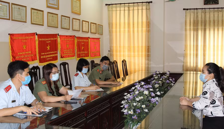 Cơ quan chức năng tỉnh Hà Nam lập biên bản vi phạm đối với trường hợp đăng thông tin sai sự thật về Covid-19.