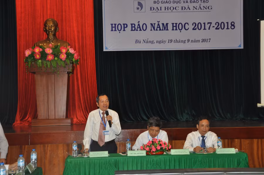 Lãnh đạo ĐH Đà Nẵng, các cơ sở giáo dục đại học thành viên đã thẳng thắn chia sẻ những vấn đề báo chí quan tâm. 