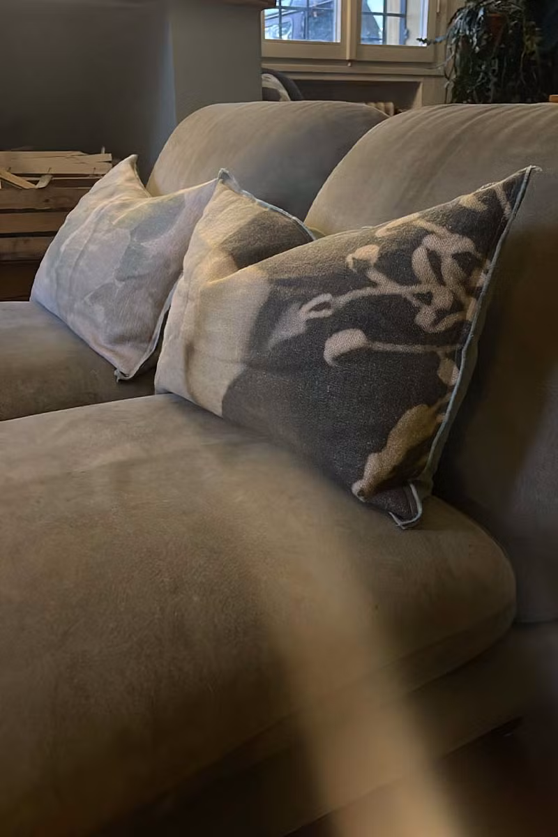 Trang trí ghế sofa phụ thuộc vào sở thích cá nhân, sự thoải mái và phong cách mà chúng ta lựa chọn. (Ảnh: ITN).