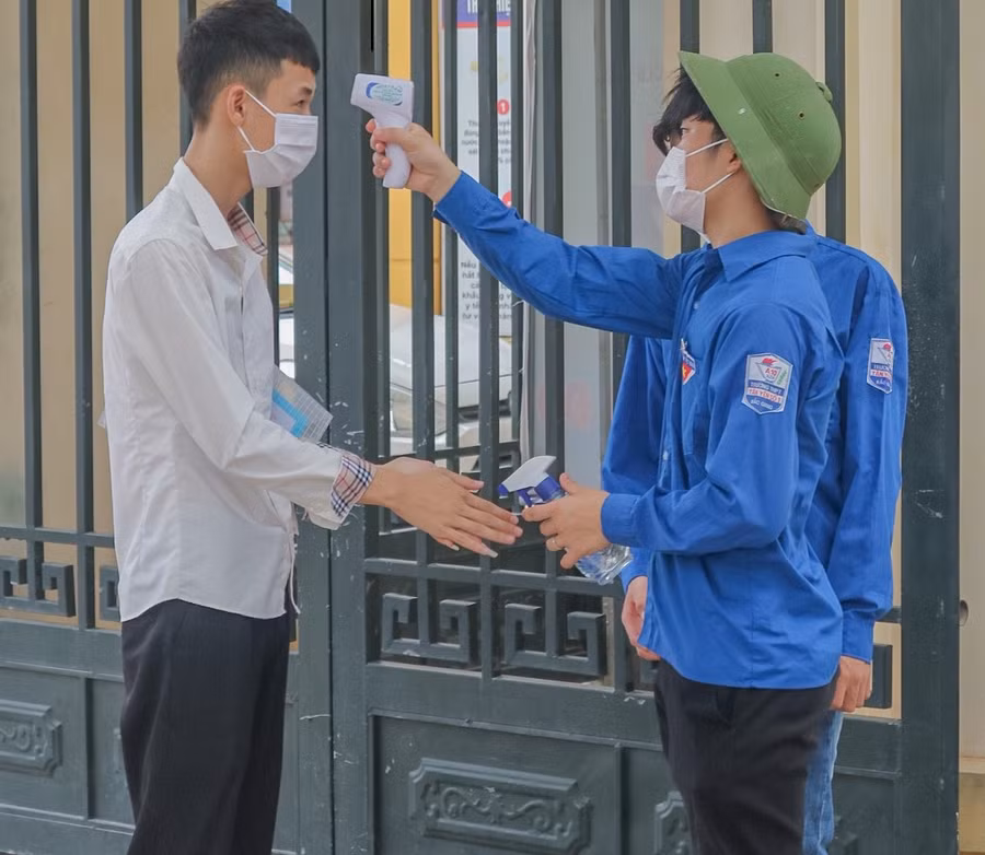 Công tác phòng dịch được thực hiện nghiêm ngay tại khu vực cổng Điểm thi.