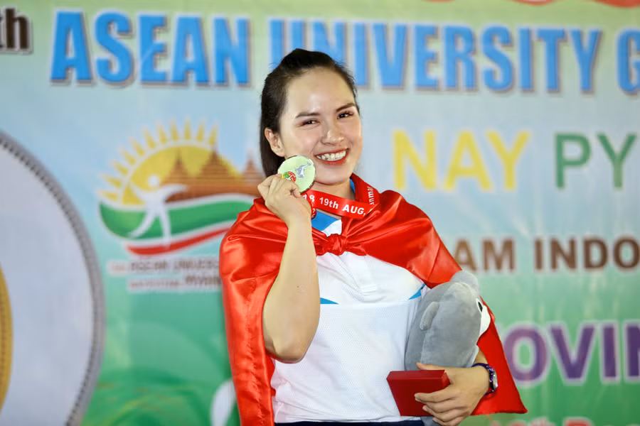 Niềm vui của Nguyễn Thị Hoài Nương khi giành được huy chương ở nội dung tinh hoa lưỡng nghi kiếm pháp của muôn Vovinam.