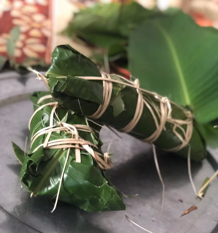 Hơn 30 nồi bánh chứng, đây là lần đầu tiên gói bánh theo kiểu bó giò.