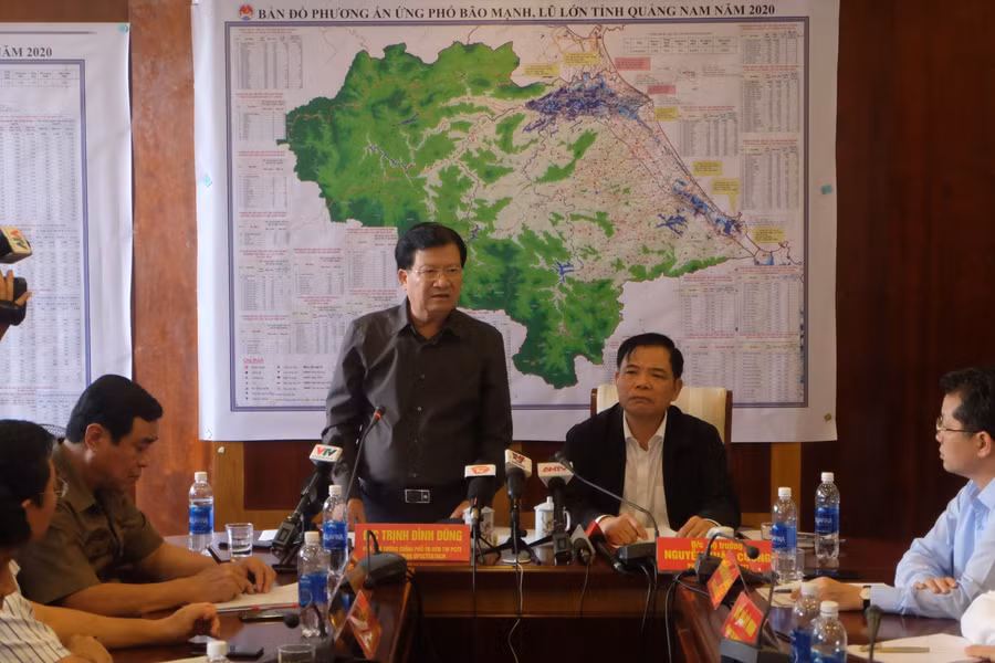 Phó Thủ tướng Trịnh Đình Dũng phát biểu tại cuộc họp.