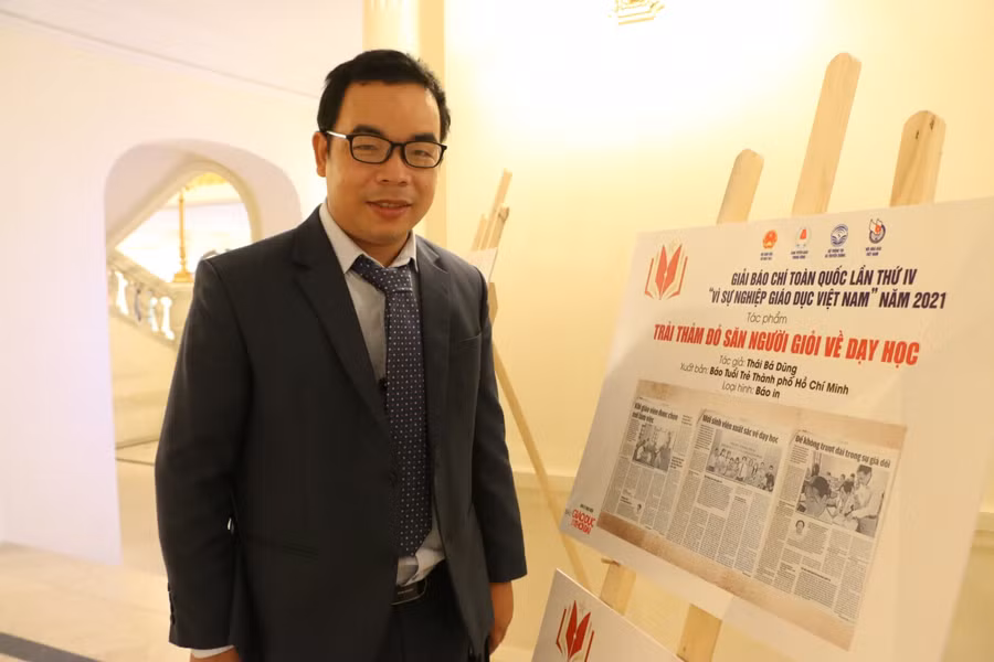 Nhà báo Thái Bá Dũng, phóng viên Báo Tuổi trẻ TP Hồ Chí Minh coi những tác phẩm của mình chính là lời tri ân tới các thầy cô. Ảnh: Khôi Nguyên.