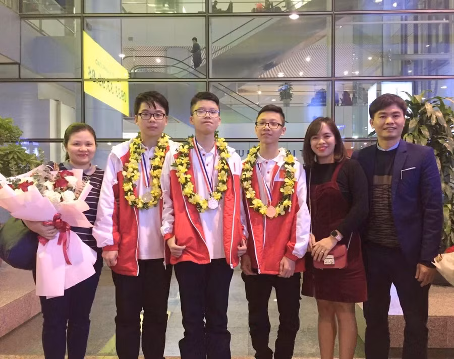 Cô Thu Hương (bìa trái) luôn chú trọng đưa ra nhiều giải pháp để nâng cao chất lượng giáo dục nhà trường. Ảnh: NVCC.