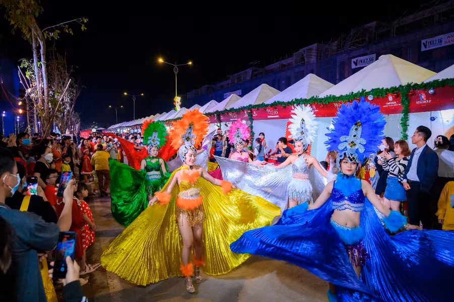 Đoàn biểu diễn carnival trình diễn dọc tuyến phố trong tiếng vỗ tay của người dân. Rất nhiều nhóm bạn trẻ thích thú đã ghi hình và chụp ảnh cùng vũ đoàn.