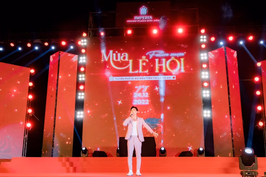 Nam ca sĩ “cháy” hết mình trên sân khấu đáp lại tình cảm của khán giả.