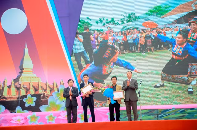 Đại diện Ban tổ chức trao giải ba cho các tác giả đoạt giải cuộc thi “Điện Biên ngày mới”