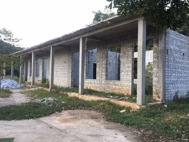Công trình xây dang dở rồi đắp chiếu hơn 1 năm qua.