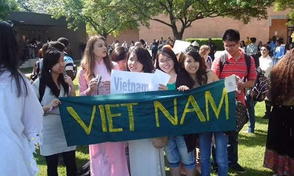 Để an tâm đi học nơi xứ người, du học sinh cần thuộc lòng những số điện thoại khẩn cấp này