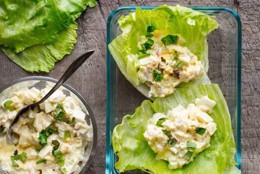 Xà lách cuốn salad trứng. (Ảnh: ITN).