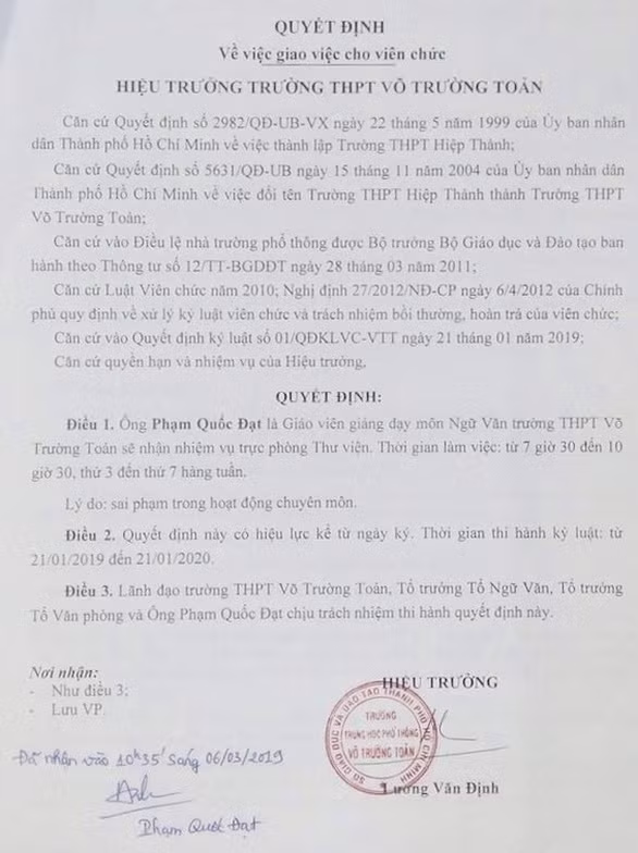 Bị đình chỉ dạy, thầy giáo ở TP.HCM kiện hiệu trưởng, đòi bồi thường 80 triệu - Ảnh 2.