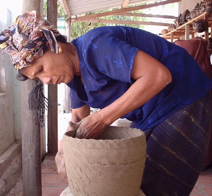 Người thợ gốm Chăm với những sản phẩm độc bản. Người thợ gốm Chăm với những sản phẩm độc bản.