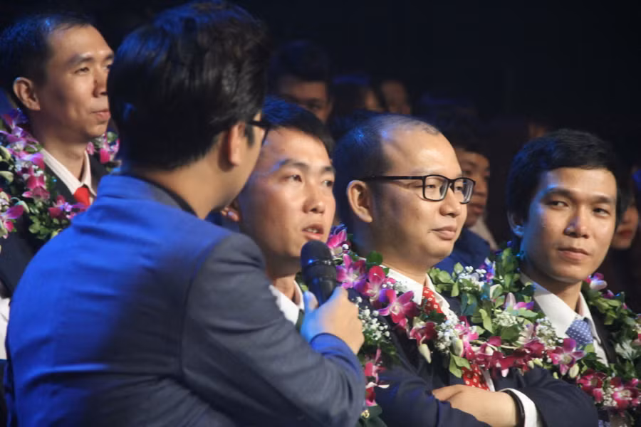 Trung úy Vàng Lao Lừ (thứ 3 từ phải sang) giao lưu với khán giải tại Lễ tuyên dương 10 Gương mặt trẻ Việt Nam tiêu biểu 2018 tối 19/3. Ảnh: Sỹ Điền. Trung úy Vàng Lao Lừ (thứ 3 từ phải sang) giao lưu với khán giải tại Lễ tuyên dương 10 Gương mặt trẻ Việt Nam tiêu biểu 2018 tối 19/3. Ảnh: Sỹ Điền.