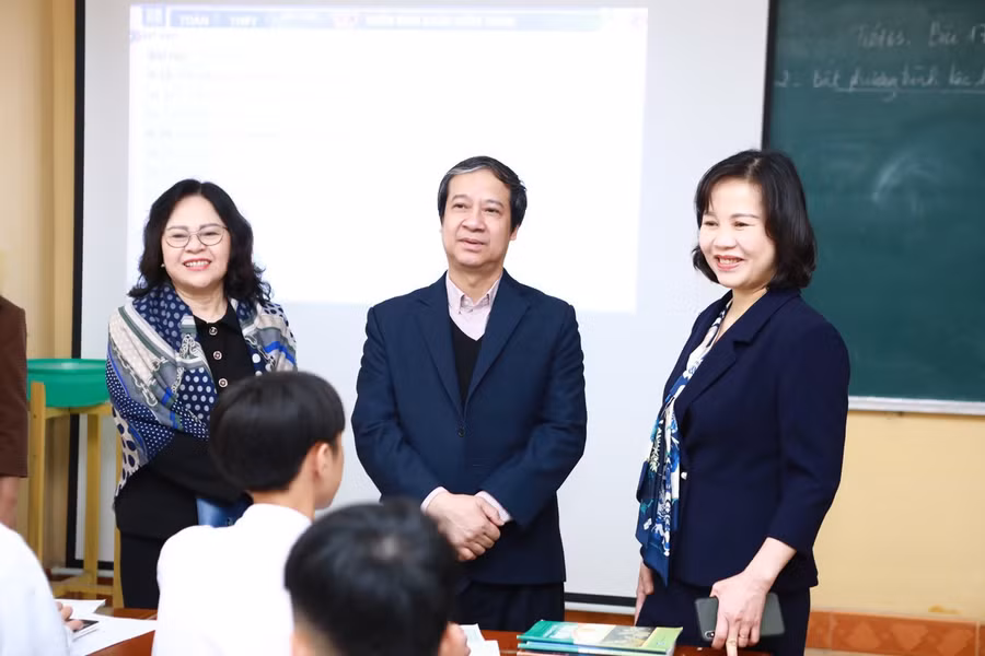 Bộ trưởng Nguyễn Kim Sơn (giữa), Thứ trưởng Ngô Thị Minh (trái) trong một chuyến thăm Trường Hữu Nghị 80 năm 2022.