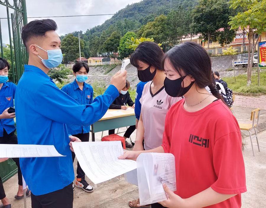 Lào Cai đo thân nhiệt cho thí sinh đến đăng ký dự thi tốt nghiệp THPT năm 2021. Ảnh: Tuấn Ngọc