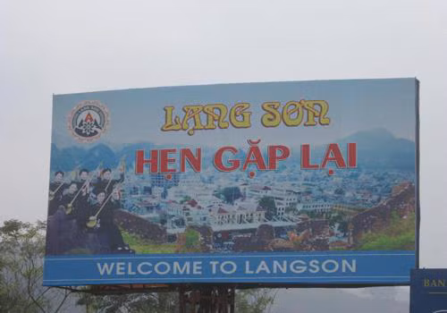 Panô chào mừng trái ngược nhau giữa hai thứ tiếng.