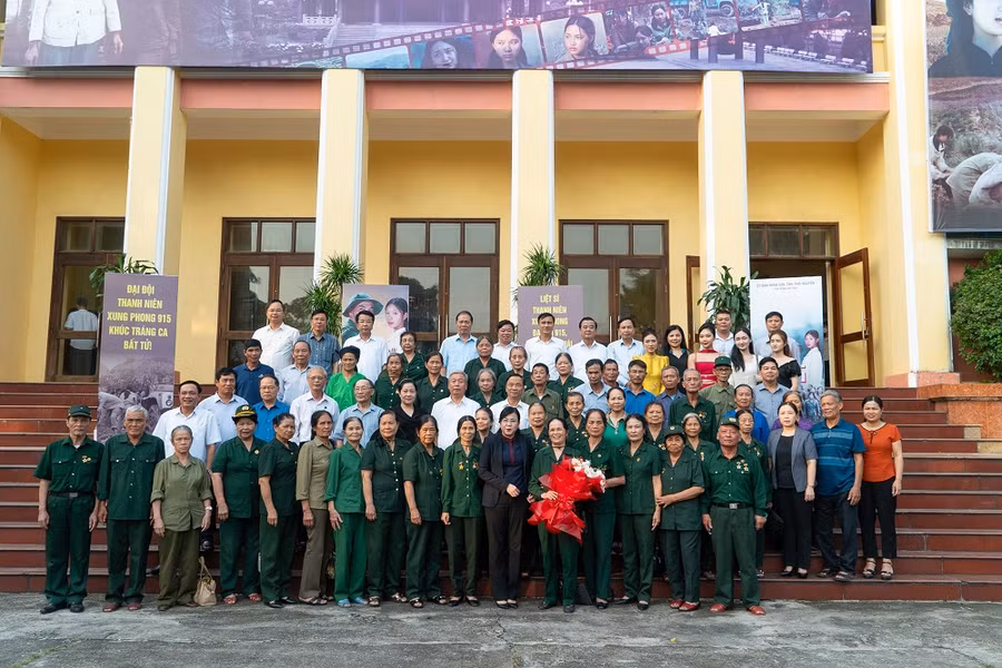 Bộ phim “915” là món quà tri ân, bày tỏ lòng biết ơn sâu sắc của Đảng bộ, chính quyền nhân dân các dân tộc tỉnh Thái Nguyên, tỉnh Bắc Kạn gửi tới các anh hùng liệt sĩ nhân dịp kỷ niệm Ngày thương binh liệt sỹ 27/7. Bộ phim “915” là món quà tri ân, bày tỏ lòng biết ơn sâu sắc của Đảng bộ, chính quyền nhân dân các dân tộc tỉnh Thái Nguyên, tỉnh Bắc Kạn gửi tới các anh hùng liệt sĩ nhân dịp kỷ niệm Ngày thương binh liệt sỹ 27/7.