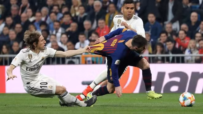 Làm sao để ngăn được Lionel Messi?