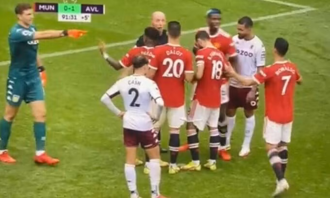Martinez chỉ mặt Ronaldo thách đá phạt đền.