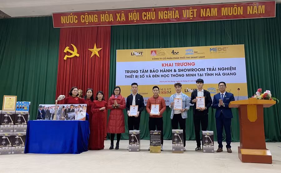 Trao tặng đèn học thông minh The Smart LIGHT cho 5 sinh viên tiêu biểu đang học tập tại Hà Giang.