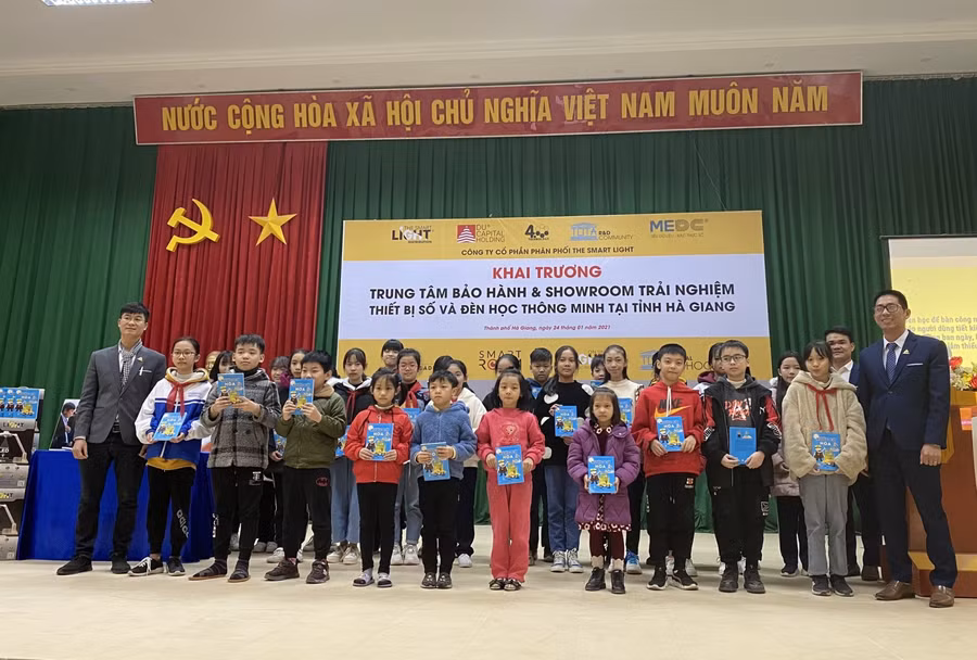 Trao tặng sách Nước cờ hoà và 1.000 bản sách số cho các em học sinh CLB yêu đọc sách.
