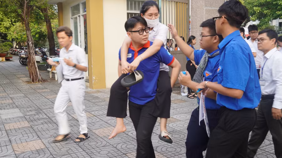 Lực lượng này sẵn sàng túc trực, hỗ trợ đưa đón, cõng thí sinh bị thương lên tận phòng thi. Lực lượng này sẵn sàng túc trực, hỗ trợ đưa đón, cõng thí sinh bị thương lên tận phòng thi.