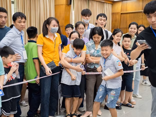 Giấy phút hứng khởi của cô trò khi biết tin chiến thắng.