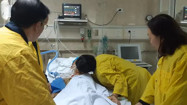 Nụ hôn từ biệt rơi nước mắt của người vợ gửi chồng hiến tạng cứu 5 người Nụ hôn từ biệt rơi nước mắt của người vợ gửi chồng hiến tạng cứu 5 người