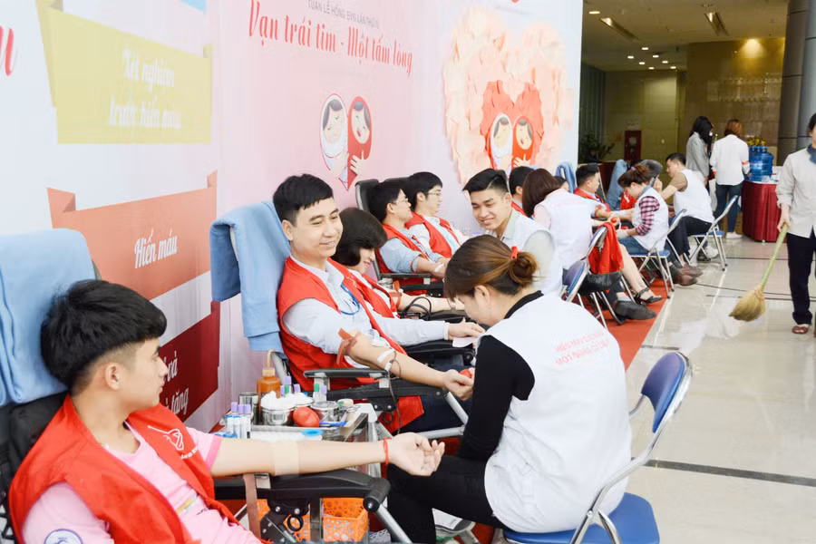 Cán bộ nhân viên EVN tham gia hiến máu tại Tuần lễ hồng EVN lần thứ IV