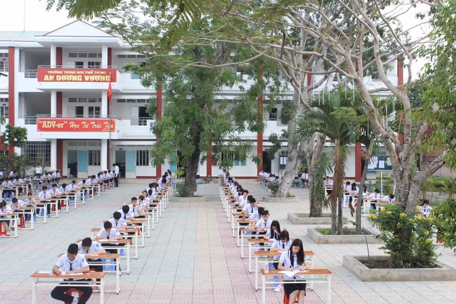 Tròn xoe mắt với 9 biện pháp ngăn chặn quay cóp sáng tạo của thầy cô toàn thế giới - Hình 7