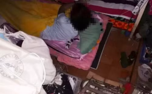 Cô gái 18 tuổi đã lớn lên 10 năm trong căn hầm cơi nới này. Ảnh: Scmp.