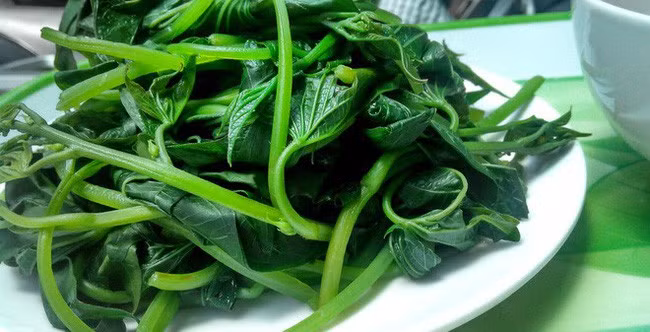Luộc rau mà không cho nước vào nồi, tôi vẫn có đĩa rau xanh mát