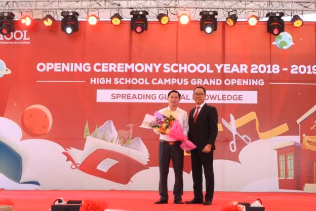 Ông Nguyễn Ngọc Tuấn – Giám đốc Điều hành Hệ thống iSchool tặng hoa cảm ơn Ông Lương Quốc Tuấn - Phó Chủ Tịch UBND TP. Hà Tĩnh Ông Nguyễn Ngọc Tuấn – Giám đốc Điều hành Hệ thống iSchool tặng hoa cảm ơn Ông Lương Quốc Tuấn - Phó Chủ Tịch UBND TP. Hà Tĩnh