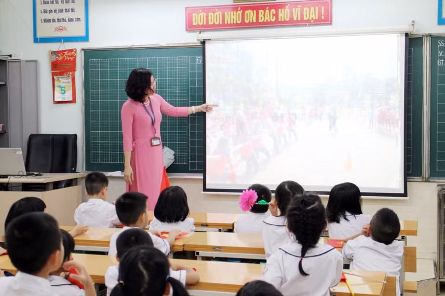 Cô Đào Thu Bình (Trường Tiểu học Kim Liên, Hà Nội) bắt đầu ngay tiết học đầu tiên của lớp 1 bằng bài học về truyền thống nhà trường và những điều sắp trở nên gắn bó với những cô cậu học trò nhỏ tuổi nhất trường tiểu học