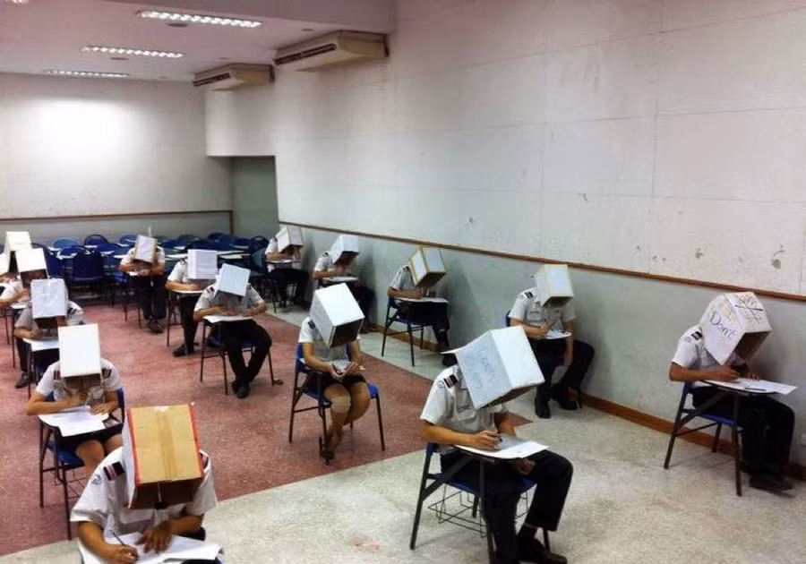 Tròn xoe mắt với 9 biện pháp ngăn chặn quay cóp sáng tạo của thầy cô toàn thế giới - Hình 2