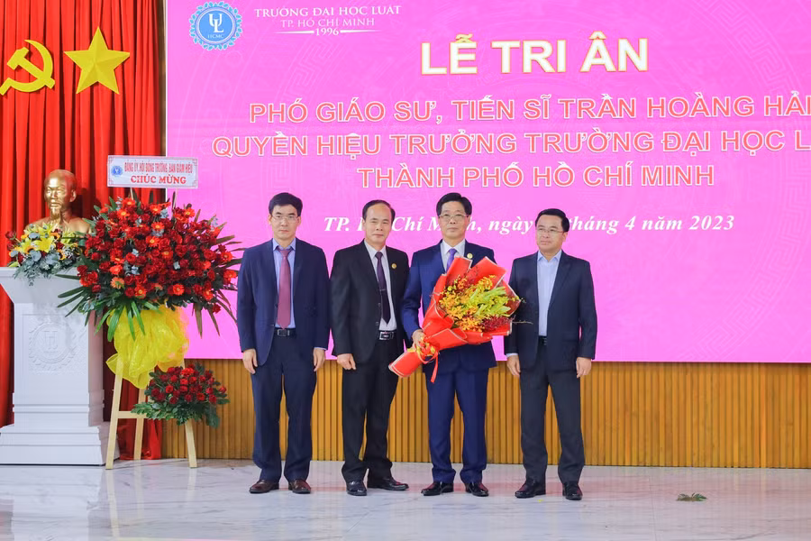 Hội đồng trường tặng hoa tri ân những đóng góp của PGS.TS Trần Hoàng Hải, Quyền hiệu trưởng về những đóng góp của ông cho nhà trường.