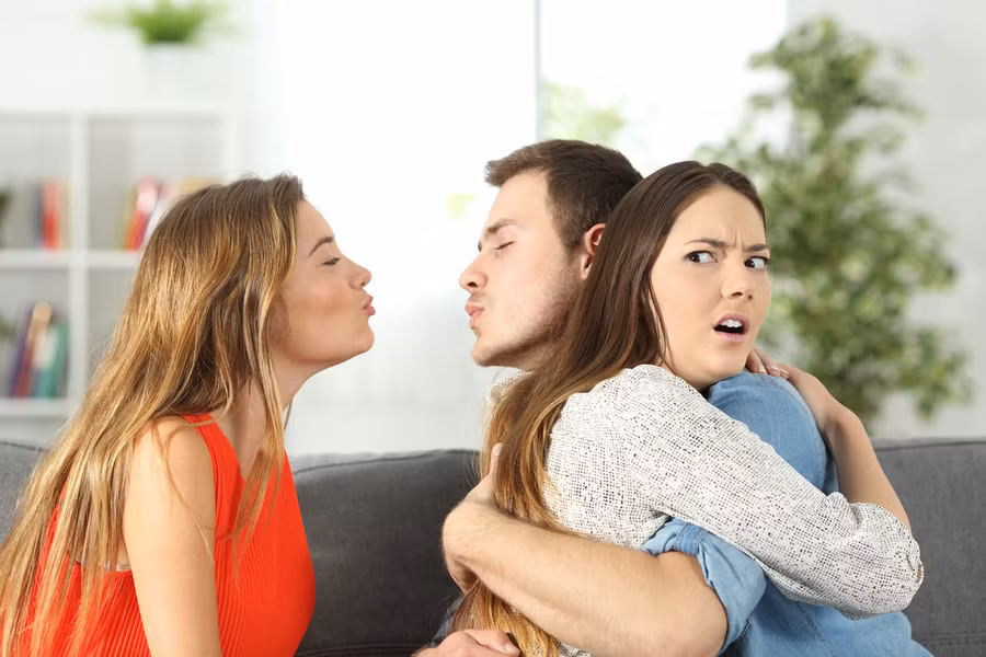 Khi đàn ông giàu có, họ thấy người vợ bên cạnh mình chẳng còn xứng đáng .