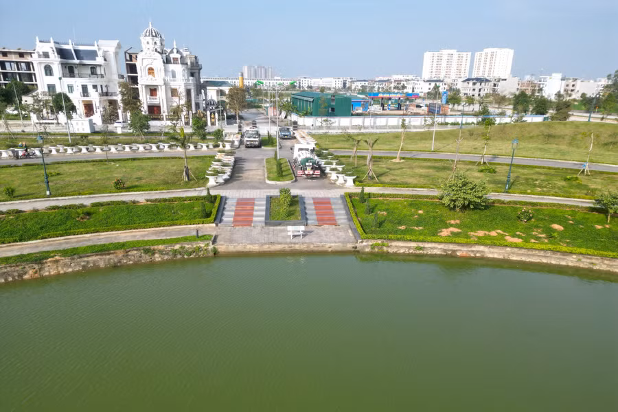 Dù hồ nước sâu nhưng không có bất kỳ biển cảnh báo nguy hiểm nào. (Ảnh: NT)