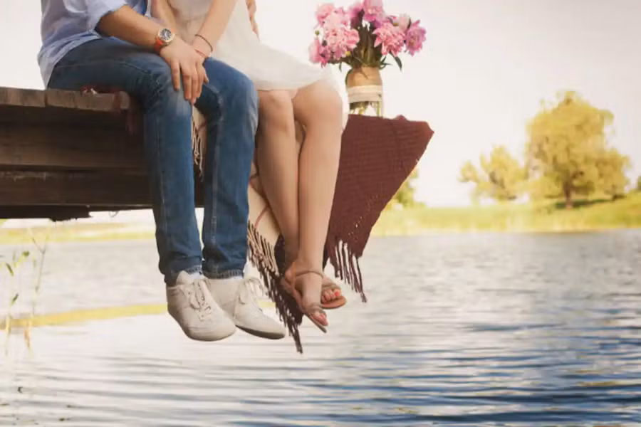 Có phải anh ấy vẫn đến thăm những nơi nhắc nhở anh ấy về mối quan hệ đầu tiên của mình? (Ảnh: ITN). Có phải anh ấy vẫn đến thăm những nơi nhắc nhở anh ấy về mối quan hệ đầu tiên của mình? (Ảnh: ITN).