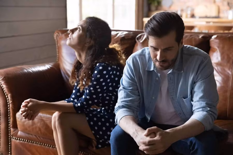 Chồng bạn không thể quên mối tình đầu không hẳn là lỗi của bạn bè anh ấy. (Ảnh: ITN). Chồng bạn không thể quên mối tình đầu không hẳn là lỗi của bạn bè anh ấy. (Ảnh: ITN).