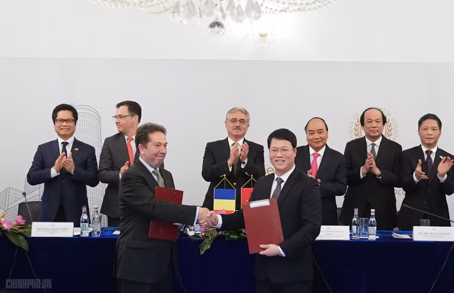 Thủ tướng Nguyễn Xuân Phúc chứng kiến lễ ký kết văn kiện hợp tác giữa một số doanh nghiệp hai nước. Ảnh: VGP/Quang Hiếu Thủ tướng Nguyễn Xuân Phúc chứng kiến lễ ký kết văn kiện hợp tác giữa một số doanh nghiệp hai nước. Ảnh: VGP/Quang Hiếu