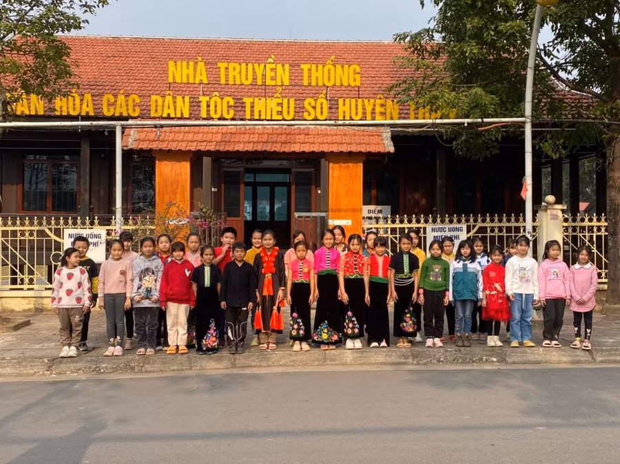 Tham quan nhà truyền thống văn hóa các dân tộc thiểu số huyện Than Uyên.