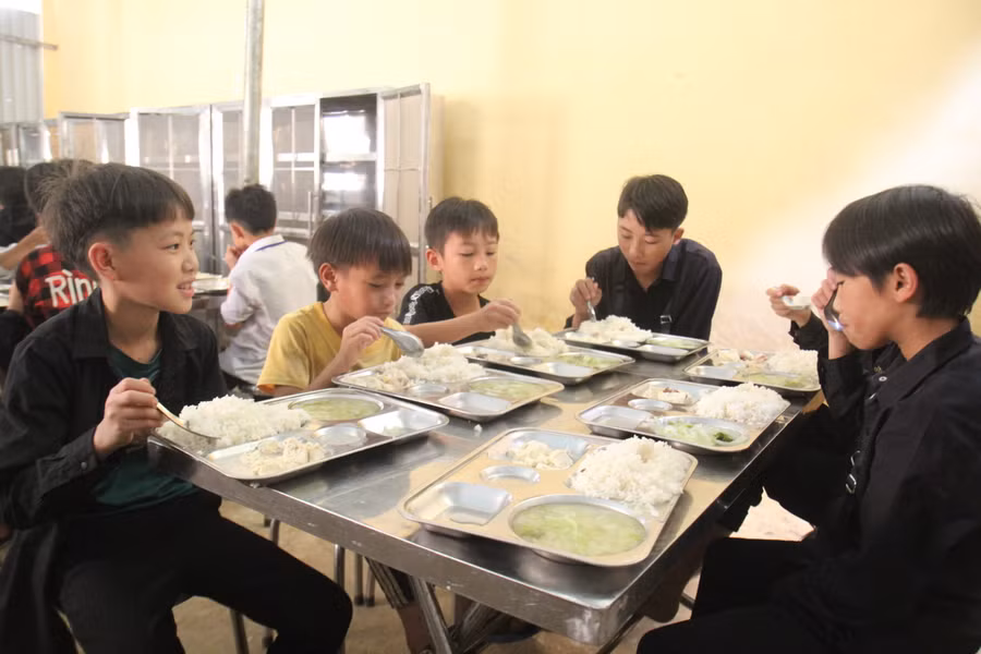 Bữa cơm bán trú của học sinh trường phổ thông DTBT THCS Nậm Pì.