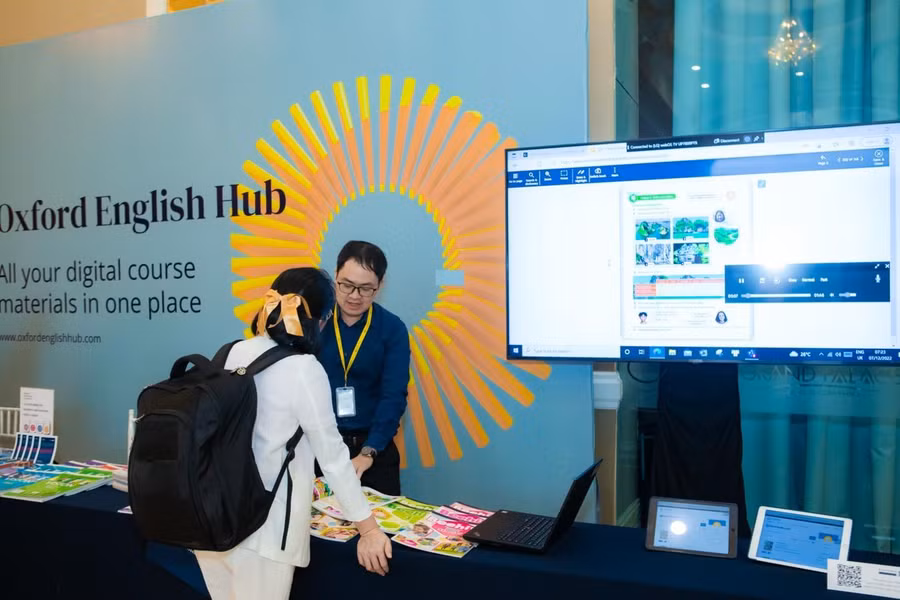 Giáo viên tìm hiểu về sản phẩm Oxford English Hub mới của OUP. Giáo viên tìm hiểu về sản phẩm Oxford English Hub mới của OUP.