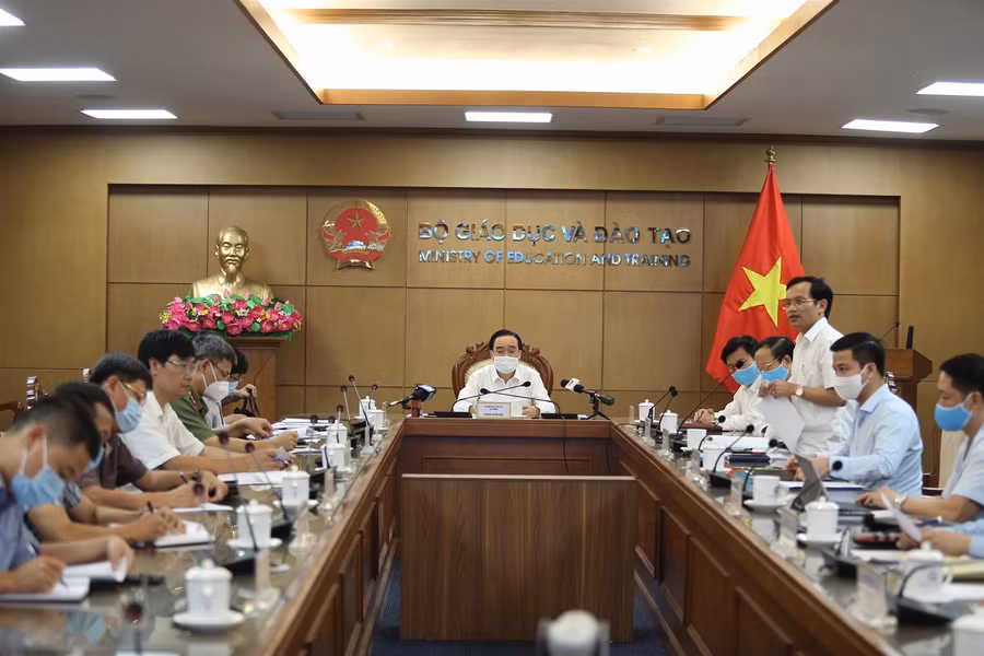 Bộ GD&ĐT trao đổi trực tuyến với 63 tỉnh thành về tổ chức thi tốt nghiệp THPT ảnh 1