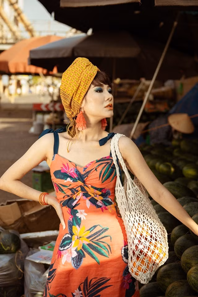 Dù là vai nhỏ nhưngKim Ngọc rất đầu tư, cô chủ động lo trang phục, thuê cả ê kíp trang điểm và chụp hình riêng đi theo mình sao cho hình ảnh chỉn chu nhất. Cô vợ đánh ghen văn minh với Huệ trong