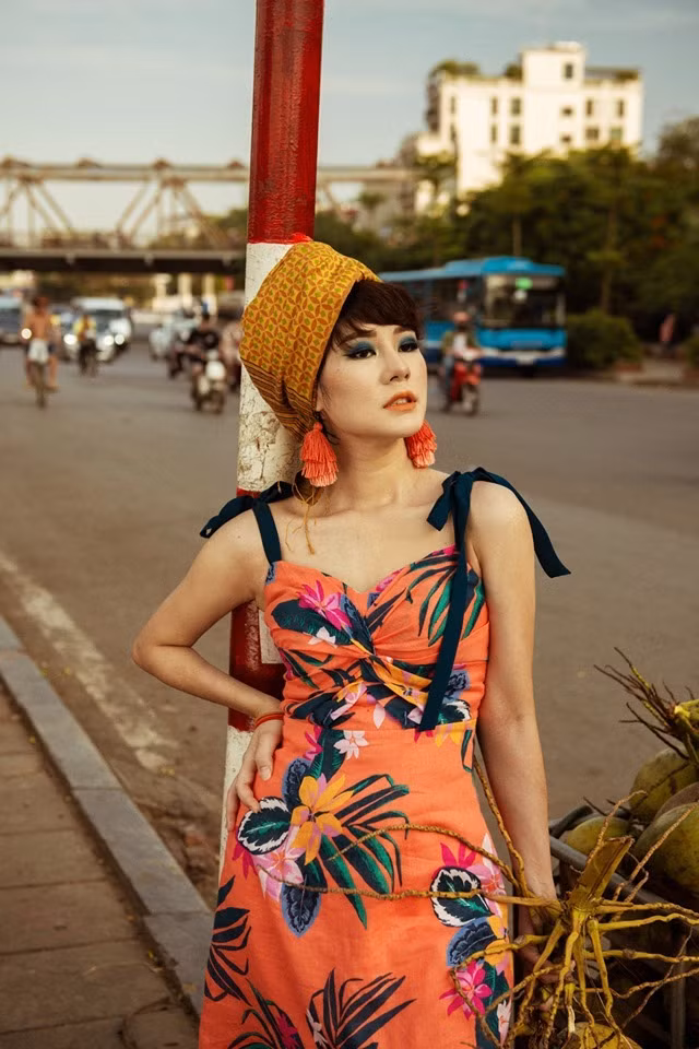 Nữ diễn viên sinh năm 1990 ngoài đời cũng sở hữu phong cách hiện đại và ham việc giống như nhân vật Uyên. Cô vợ đánh ghen văn minh với Huệ trong