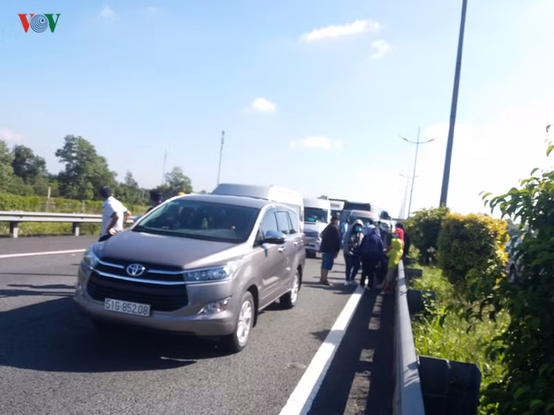 7 ô tô tông liên hoàn trên cao tốc, hơn 100 người thoát nạn hình 1 7 o to tong lien hoan tren cao toc, hon 100 nguoi thoat nan hinh 1