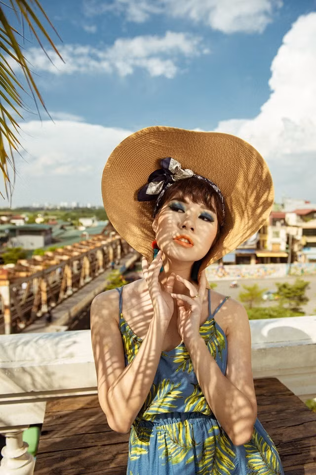 Nữ diễn viên 9X tiết lộ vai Uyên ban đầu không dành cho mình. Tuy nhiên, do lịch quay thay đổi và trong lúc gấp gáp cô đã được gọi tới để thế chân. Cô vợ đánh ghen văn minh với Huệ trong